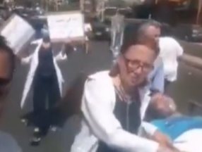 Lübnan’da ambulansın benzini bitti, hastaları yürüyerek taşıdılar