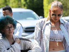 Jennifer Lopez'in kızı Emme tarzıyla şaşırttı