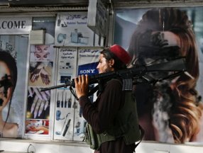 Taliban'ın ardından Kabil'deki kadın resimleri siliniyor