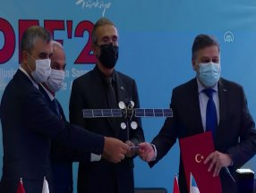 Türkiye'nin uzay alanındaki ilk ihracatı için imzalar atıldı