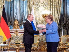 Vladimir Putin, Angela Merkel'e çiçek hediye etti