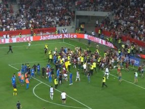 Nice-Marsilya maçında taraftar sahaya indi