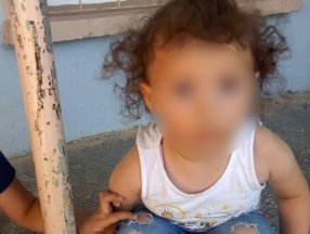 Adana'da pantolonuna yırtık diyen kişiye 'moda' cevabı veren minik kız