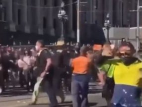 Avustralya'da koronavirüs aşısı karşıtlarının olaylı gösterisi