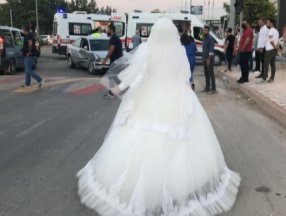 Elazığ'da düğüne giderken teyzesinin kaza yaptığını gören gelin, ambulansa koştu