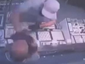 Kocaeli'de kuyumcunun yüzüne taşla vurup, altınları çalan zanlı tutuklandı