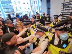 İngiltere'de aşı karşıtları, medya kuruluşlarının bulunduğu binaya girdi