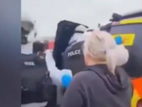 Karantinaya girmek istemeyen İrlandalı zorla götürüldü