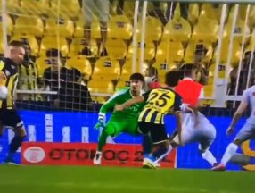 Fenerbahçe-Antalyaspor maçında tartışmalı penaltı pozisyonu