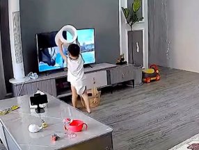 Çin’de, filmdeki kahramana yardım etmek isterken televizyonu kırdı