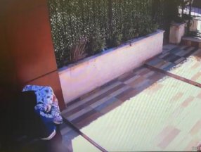 Kağıthane’de, kadın hırsızın çelik kasa ile imtihanı kamerada