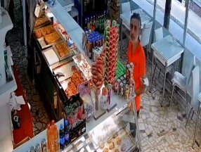 Bağcılar’da, kafedeki cep telefonu hırsızlığı kamerada