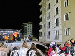 Çorum'da karantinaya giren müzisyen, balkonunda konser verdi
