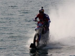 Motokros efsanesi Robbie Maddison, İstanbul Boğazı'nı su üstünde geçti