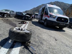 Antalya’da 3 otomobil çarpıştı: 4 yaralı