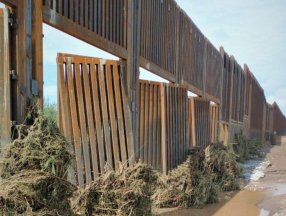 Trump'ın Arizona'da yaptırdığı duvar yıkıldı