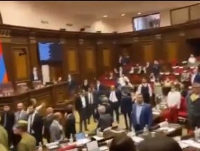 Ermenistan Parlamentosu'nda kavga çıktı