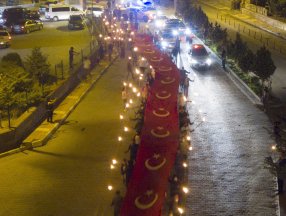 Ahlat’ta 'Fener Alayı': 150 metrelik bayrakla yürüdüler
