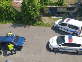 Düzce'de araç çalan kişi, çıkmaz sokağa girince yakalandı