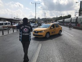 Eminönü’nde sivil ekipler taksileri denetledi
