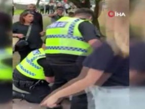 İngiltere'de sokak sanatçısına polis şiddeti