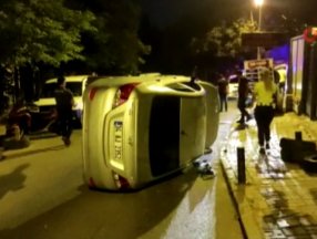 Beşiktaş'ta araçlara çarparak duran otomobil yan devrildi