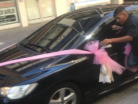 Edirne’de bahşiş için arabanın aynasına tutunup koştu