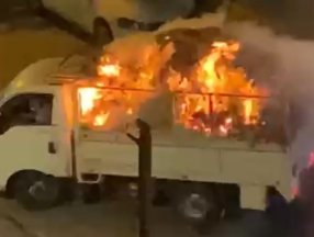 Beyoğlu’nda, yanan aracını uzaklaştırmak için canını tehlikeye attı