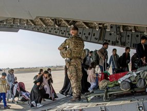 Belçika, saldırı ihtimali nedeniyle Afganistan'dan tahliyeleri durdurdu