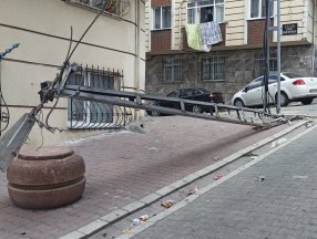 Esenyurt’ta çalıntı olduğu iddia edilen kamyonla kaza yaptı