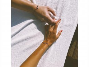 Hande Erçel ile Kerem Bürsin'den el ele tatil pozu