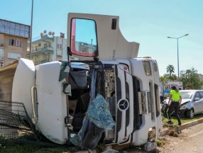 Antalya'da kum yüklü kamyon, otomobile çarpınca devrildi