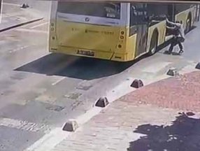 Küçükçekmece’de kadın seyir halindeki otobüsten düştü