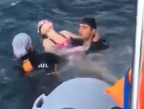 İstanbul'da fenalaşan Rus yüzücünün kurtarıldığı anlar