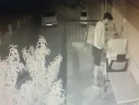 Antalya'da tişörtleri katlayarak çalan hırsız kameralara yakalandı