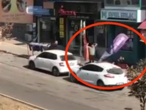 Bursa’da, husumetliler birbirine reklam flamaları ile saldırdı