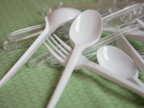 İngiltere, tek kullanımlık plastik ürünleri yasaklayacak