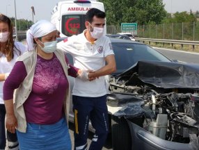 Kocaeli TEM Otoyolu'nda kaza yapan araç, ters yöne döndü