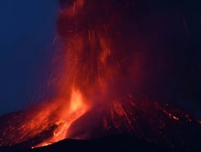 İtalya'daki Etna Yanardağı kül ve lav püskürttü