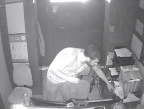 Taksim'de hırsızların rahatlığı: Otelden telefon ve para çalıp, kaçtılar