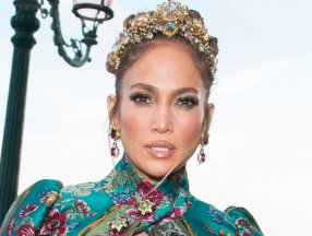 Jennifer Lopez kıyafetindeki fiyat etiketini çıkarmayı unuttu