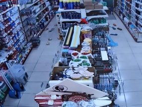 Kütahya'daki depremin şiddeti, Afyonkarahisar'da bir marketin güvenlik kamerasında