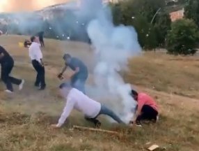 Sultangazi'deki düğünde patlatılan havai fişekler, davetlilere geldi