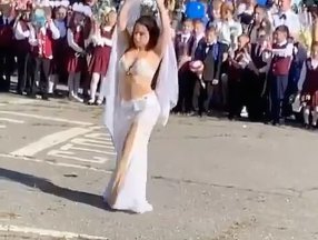Rusya'da bir öğretmen, dansöz kıyafeti giyip göbek attı