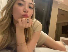 Yasmin Erbil'den yatak pozu