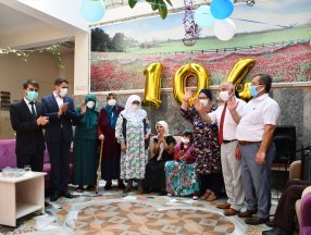 Kahramanmaraş'ta 104 yaşındaki nineye sürpriz doğum günü düzenlendi