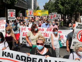 Yunanistan'da sağlıkçılar, zorunlu koronavirüs aşısını protesto etti