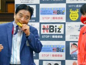 Japonya'da olimpiyat madalyasını ısıran belediye başkanı koronavirüse yakalandı