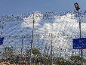 Pakistan, Afganistan sınırına tel örgü çekti
