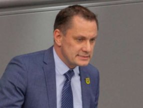 Alman siyasetçi Tino Chrupalla: Afgan göçmenleri silahla durduralım